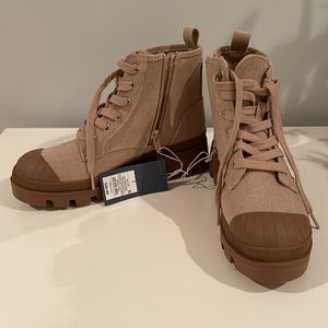 NWT size 7 combat boots universal thread